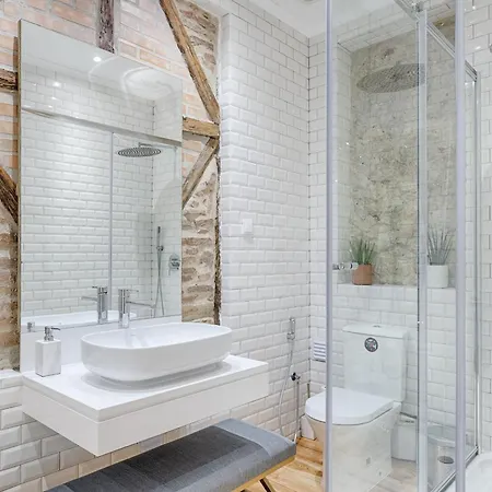 Architectural Gem In Bica Apartment