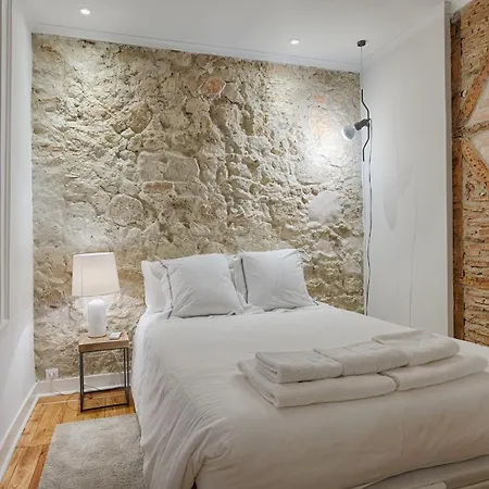 Architectural Gem In Bica Apartment